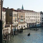 Leon Bianco On The Grand Canal Pensión Venecia