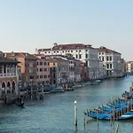 Leon Bianco On The Grand Canal Pensión Venecia