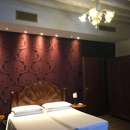 Leon Bianco On The Grand Canal Pensión Venecia