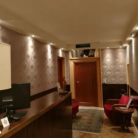 Leon Bianco On The Grand Canal Pensión 4*