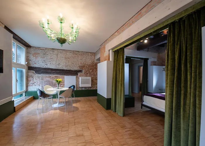 Leon Bianco On The Grand Canal Pensión