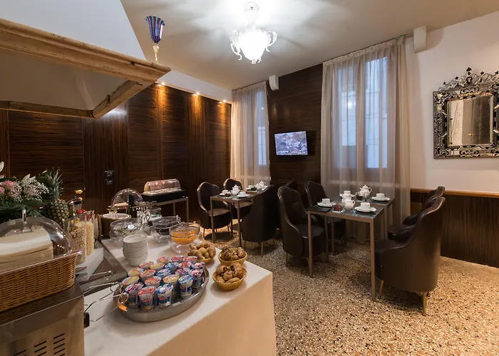 Leon Bianco On The Grand Canal Pensión