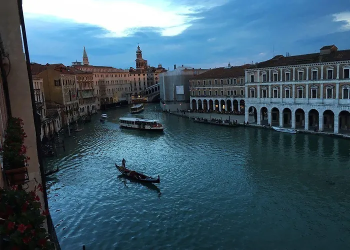 Leon Bianco On The Grand Canal Pensión