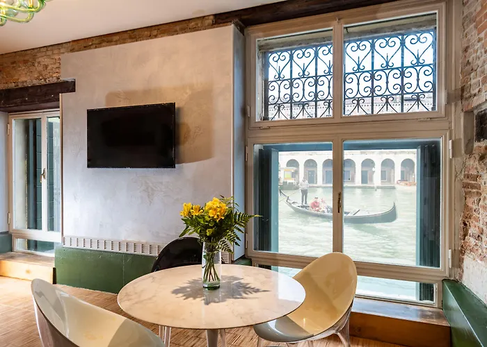 Leon Bianco On The Grand Canal Venecia